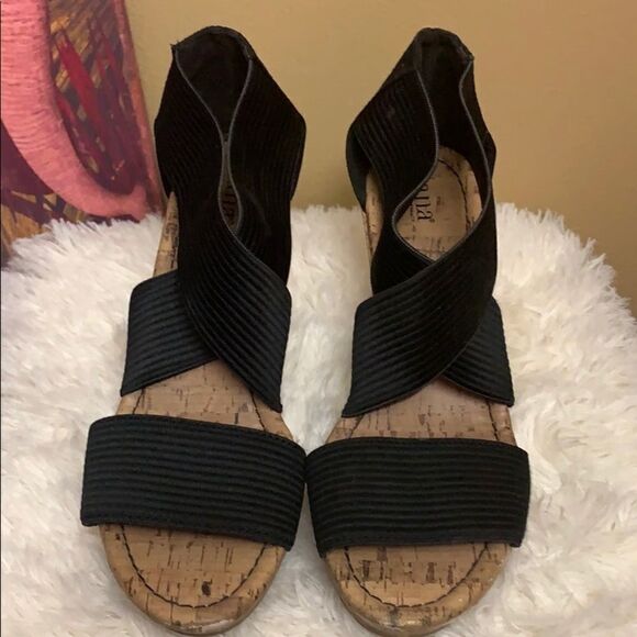 Black
wedges   - Picture 3 of 5